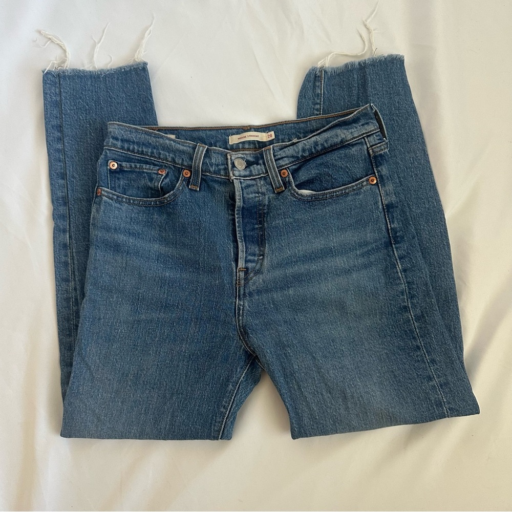 Levi’s Wedgie Straight Jean Raw Hem size 28 - Short Girls!
